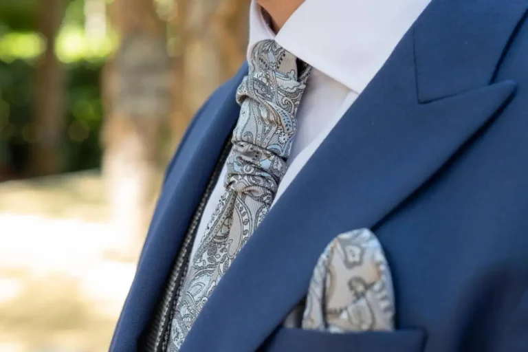 Comment porter une cravate avec style à un mariage