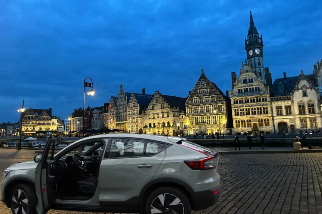 Test de la Volvo C40 Recharge dans la ville de Gand. Vue de nuit. 
Crédit photo : Halhoule