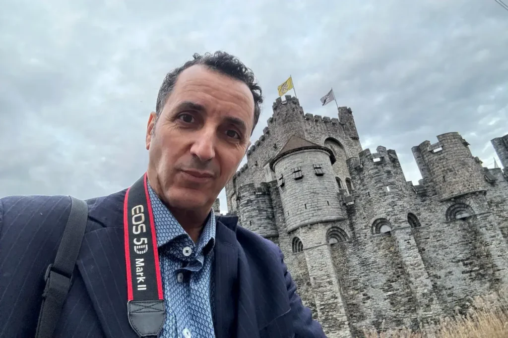 Selfie devant le château de Gand. Crédit photo : Halhoule