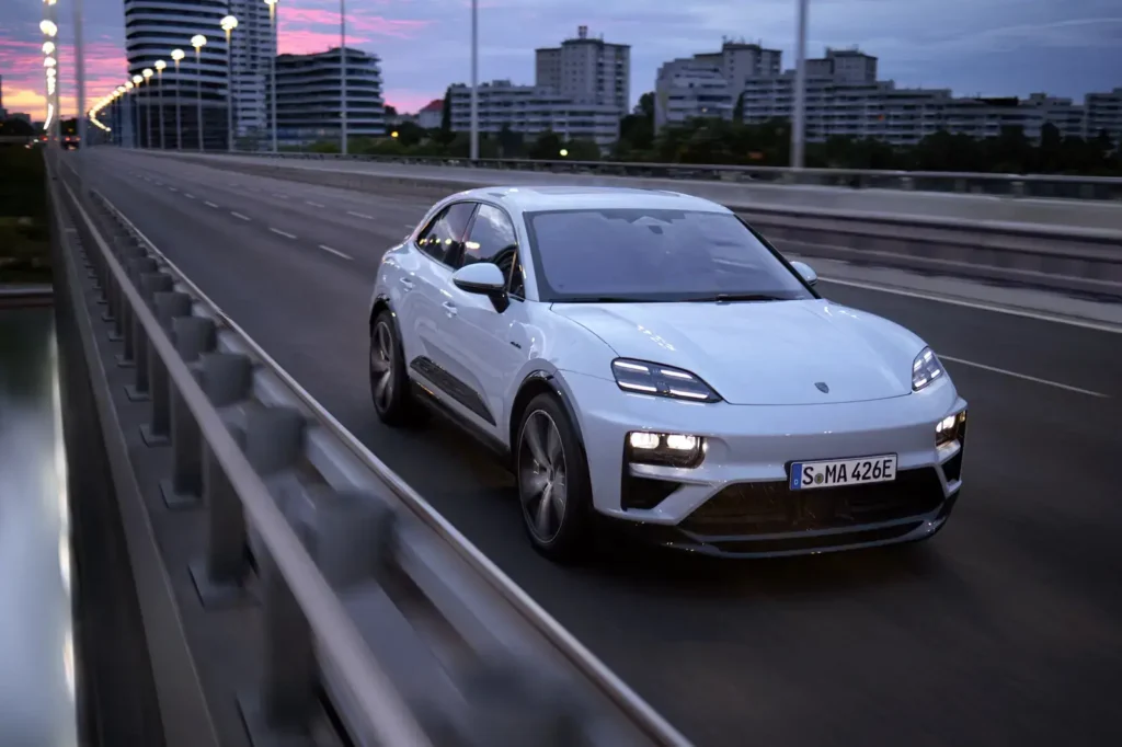 Porsche-Macan-2024-blanche-roule-pond-soir