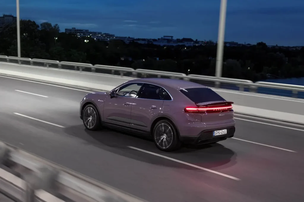 Porsche-Macan-2024-couleur-pourpre-vue-3quart-arrière-soir-sur-un-pond