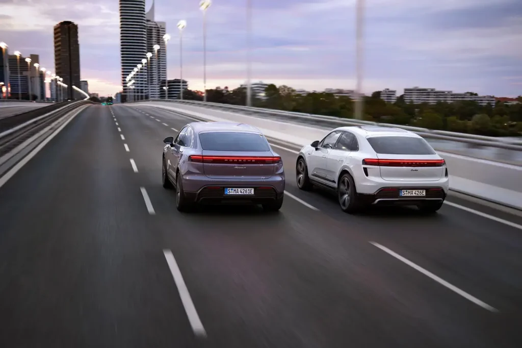 Porsche-Macan-2024-deux-model-roule-sur-un-pond-vers-ville-soir-skyline