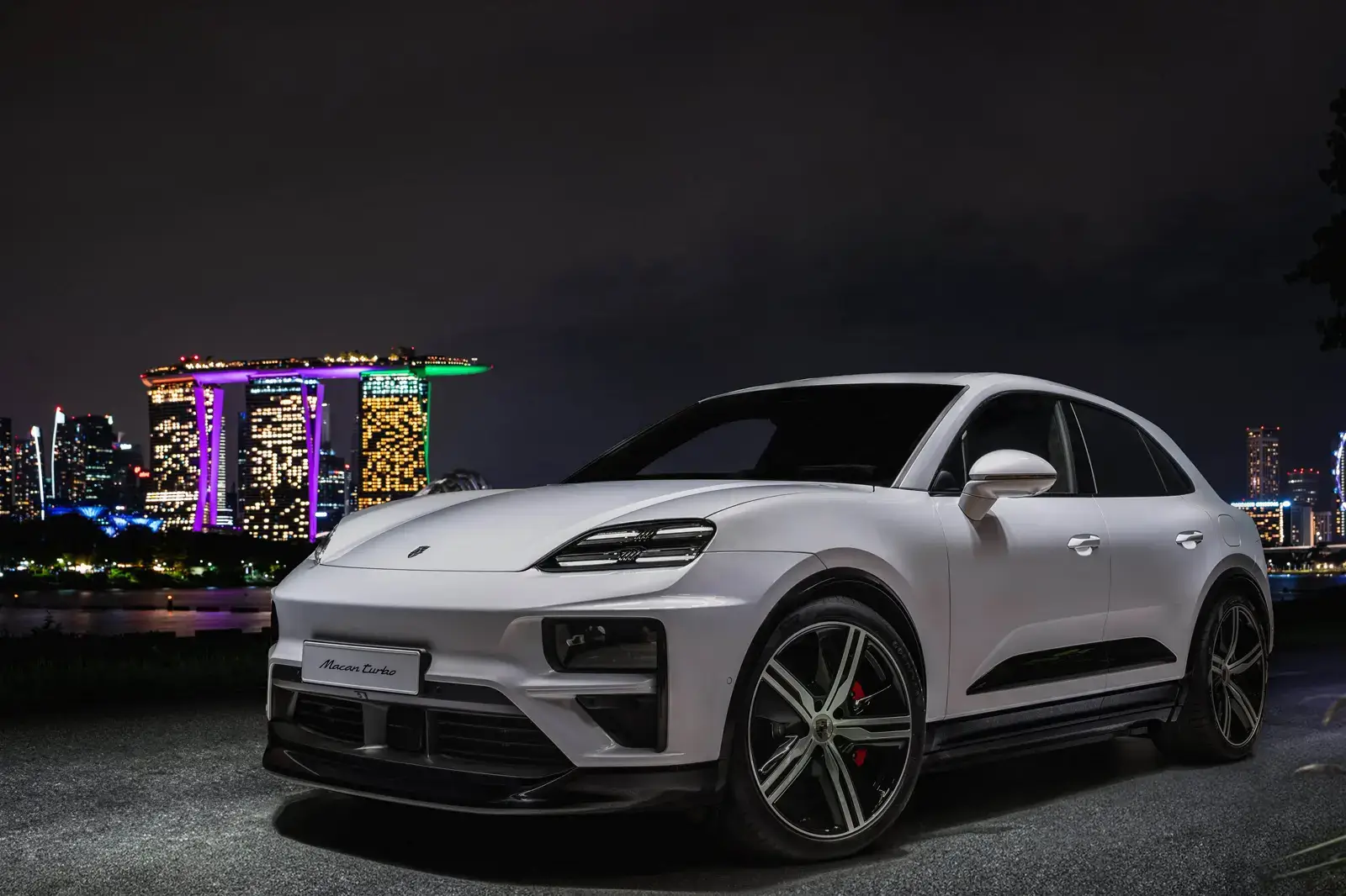 Porsche-Macan-2024-vue-face-soir-devant-skyline