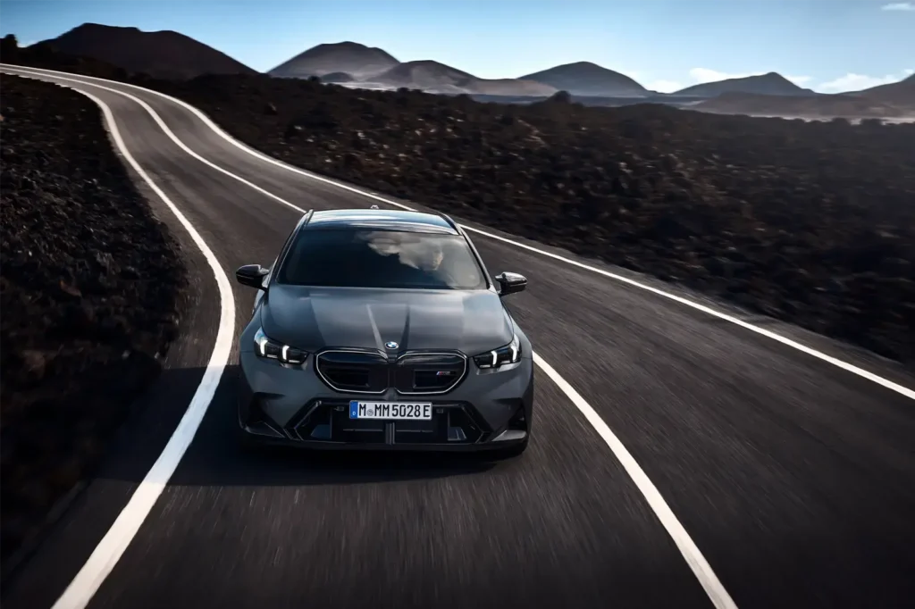 Bmw-m5-Touring2024-vue-de-face-autouroute