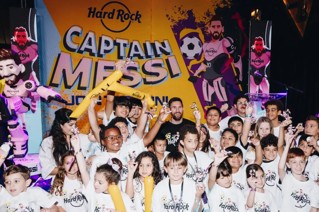 captain-messi-le-nouveau-super-heros-du-monde-revele-par-hard-rock-international-captain-messi-enfants-bras-levé