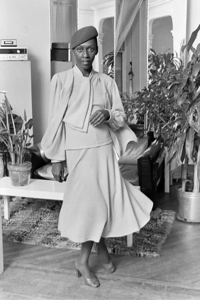 collection prêt-à-porter printemps 1975 de Stephen Burrows, le mannequin Bethann Hardison a pris la pose dans un ensemble doux de couleur turquoise indien. Cette séance photo s'est tenue dans le loft new-yorkais du créateur le 15 octobre 1974. L'ensemble, qui allie élégance et confort, illustrait parfaitement le savoir-faire et l'originalité de Stephen Burrows, anticipant les tendances de la mode printanière de l'année suivante.