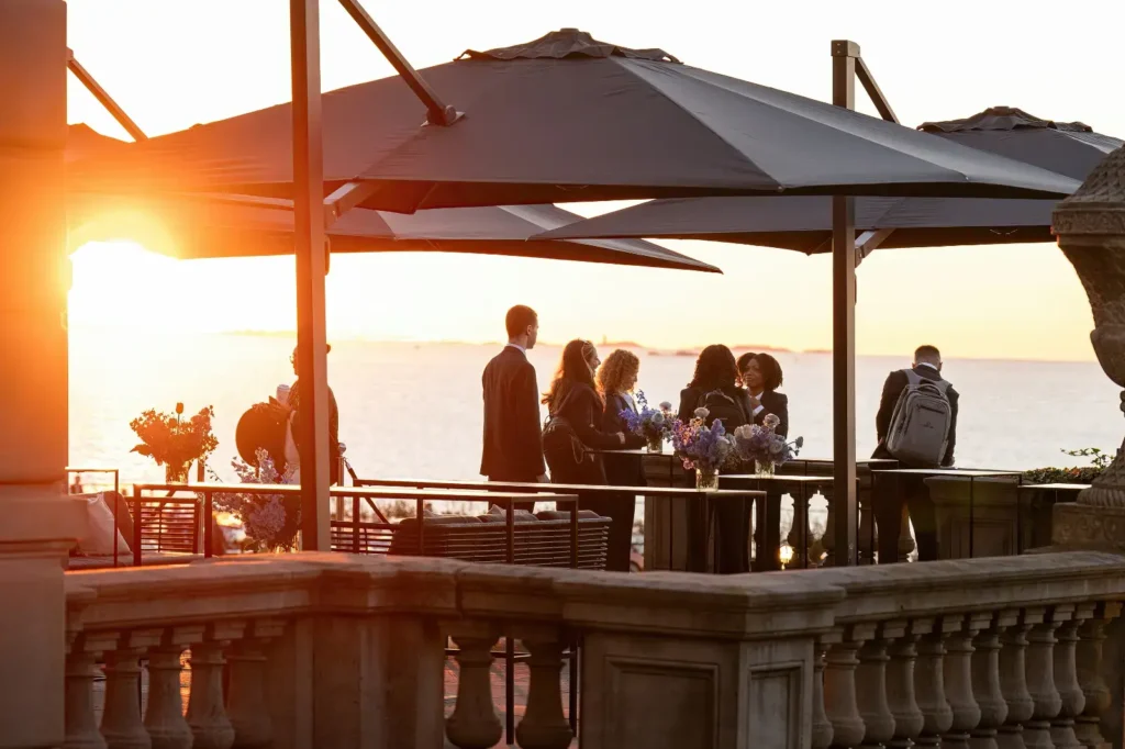 A.Lange&Söhne-concours-élégance-Audrain-Newport-2024-als-audrain-2024-couché-de-soleil-terrasse-chateau