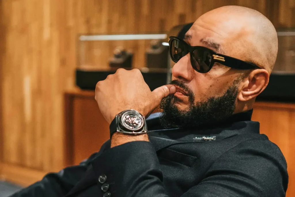 Swizz Beatz - montre réversible De Bethune - Season 3 - DB Kind of Two GMT-porte une montre origninal en costume noir