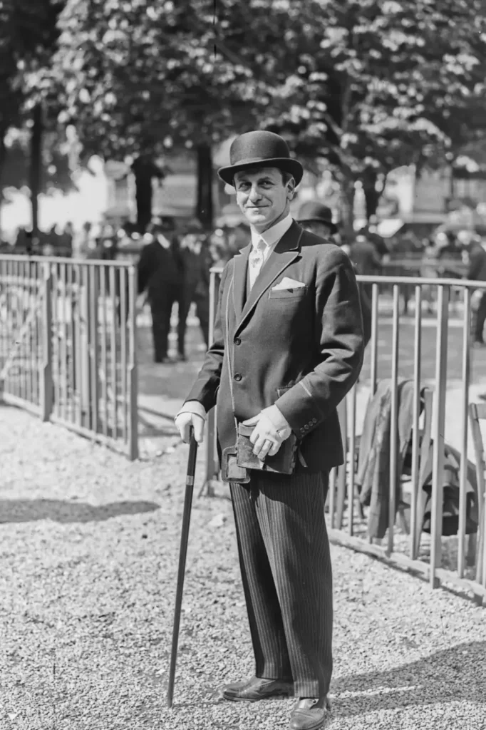 6-Alain & Gerard Wertheimer-(Pierre)_Wertheimer_(propriétaire_du_cheval_Epinard,_à_l'hippodrome_de_Saint-Cloud,_lors_du_match_contre_le_cheval_Sir_Gallahad,_le_19_mai_1924)_-_(photographie_de_presse)_-_(Agence_Rol)