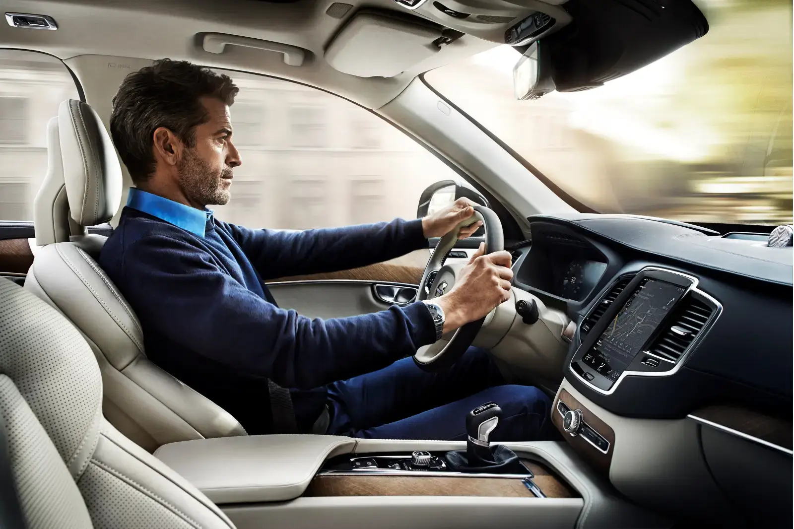 Essai Volvo XC90 Hybride T8 rechargeable 2025-Homme-costume-profil-conduit