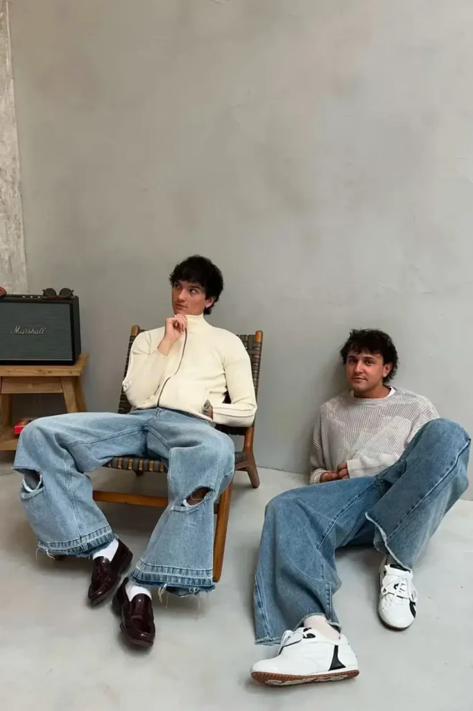 Vêtement-streetwear-De gauche à droite - Jaime Cruz Vega et Javier López Reinoso, cofondateurs de Scuffers. Crédits - Scuffers-sweet Shirt.avif