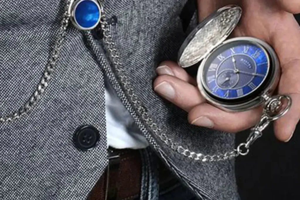 homme-tenue-assortie-montre-gousset-bleu-Crédit Montre A Gousset