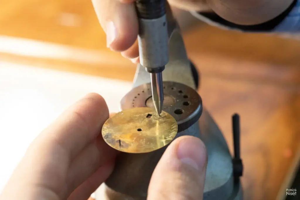 montre de poche - Miroir de l'ombre-Main qui grave-dans un atelier de montre de poche