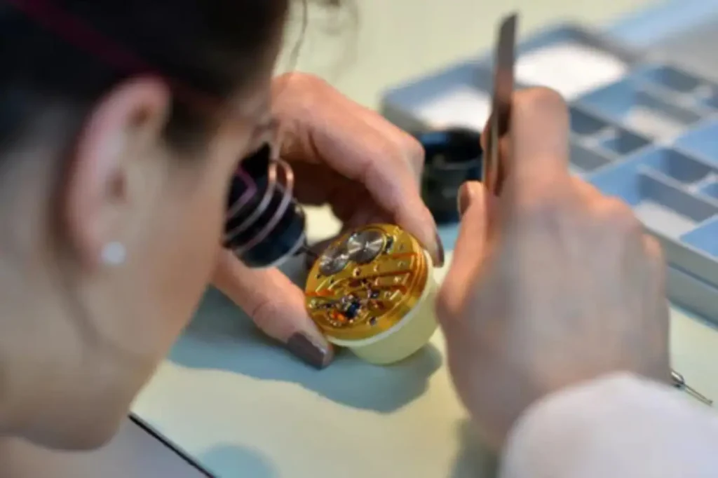 montre de poche à gousset femme horloger-dans un atelier de montre de poche