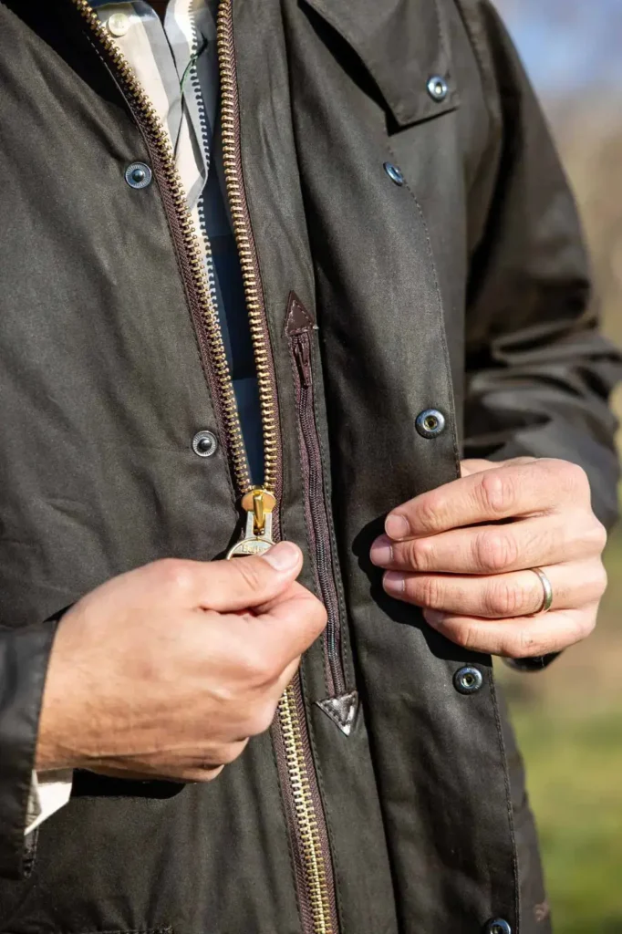 BARBOUR-Marco-Strullu-mannequin-veste-détail-tirette
