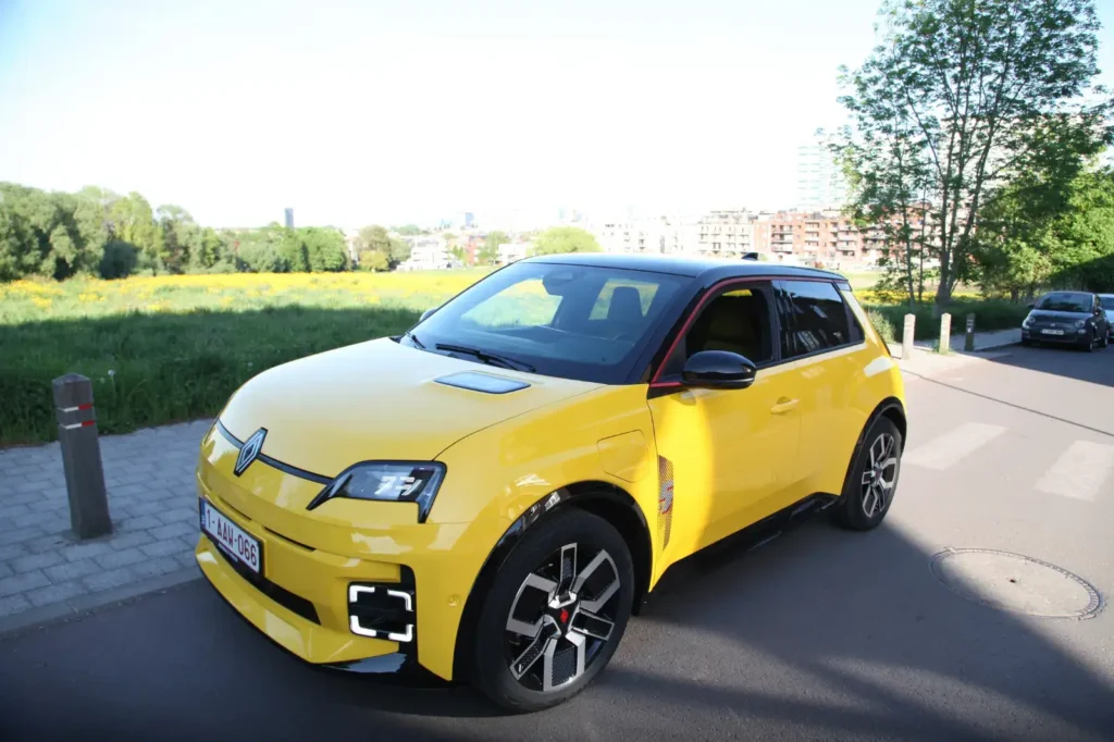 Essai Renault 5 électriques-3-4-champ-fleur-jaune