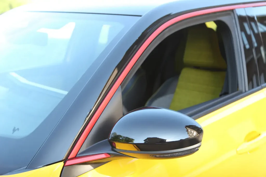 Essai Renault 5 électriques-détail-ligne rouge autour de la vitre avant