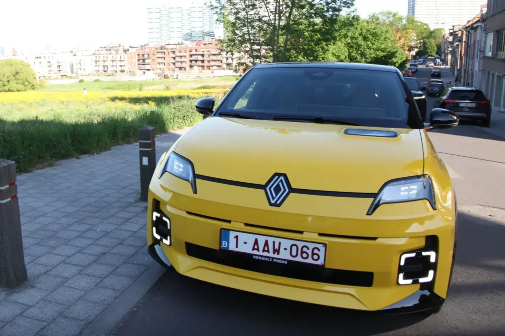 Essai Renault 5 électriques-face-champ-fleur-jaune