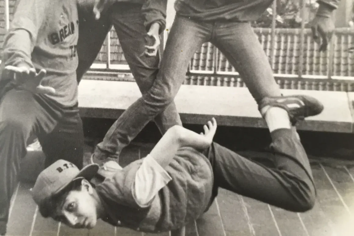 Groupe Break Times Team en 1982 - Sur la terrasse de leur agent Eddy buyls - dentiste à la Bascule - Bruxelles - photo noir et blanc - Halhoule Mohamed en pleine figure de Breakdance