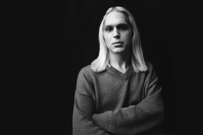 niccolo_pasqualetti-Portait en noir et blanc sur fond noir