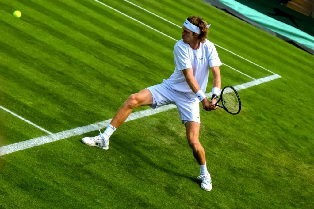 Andrey_Rublev_2023_Wimbledon-en-pleine action