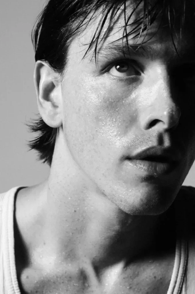 Harris Dickinson-Rhode-portrait nb regard vers le haut
