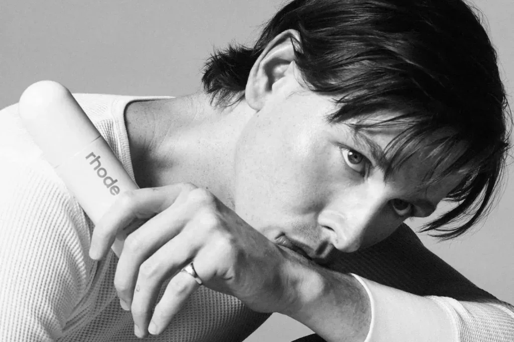 Harris Dickinson-Rhode-tient-le-produit