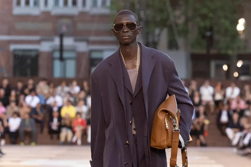 Louis-Vuitton-Pharrell-Collection-Printemps-été-2026-mannequin noire-valise beige LV