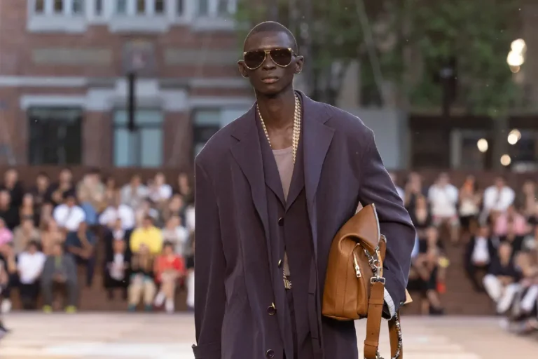 Louis-Vuitton-Pharrell-Collection-Printemps-été-2026-mannequin noire-valise beige LV