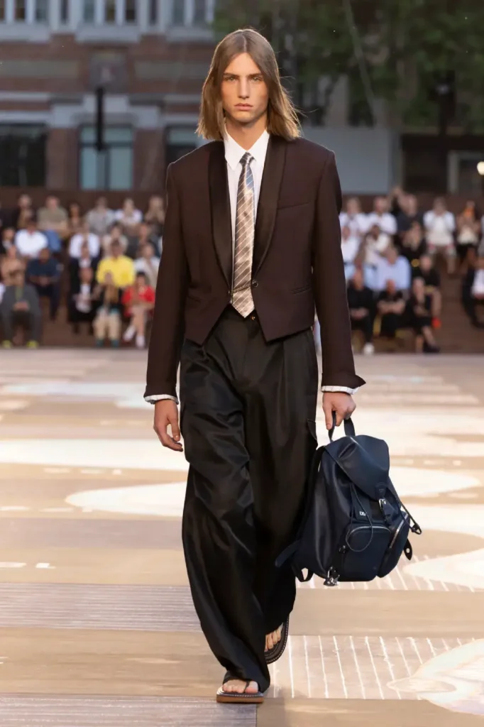 Louis-Vuitton-Pharrell-Collection-Printempt-été-2026-Costume pingoin LV et sac LV homme