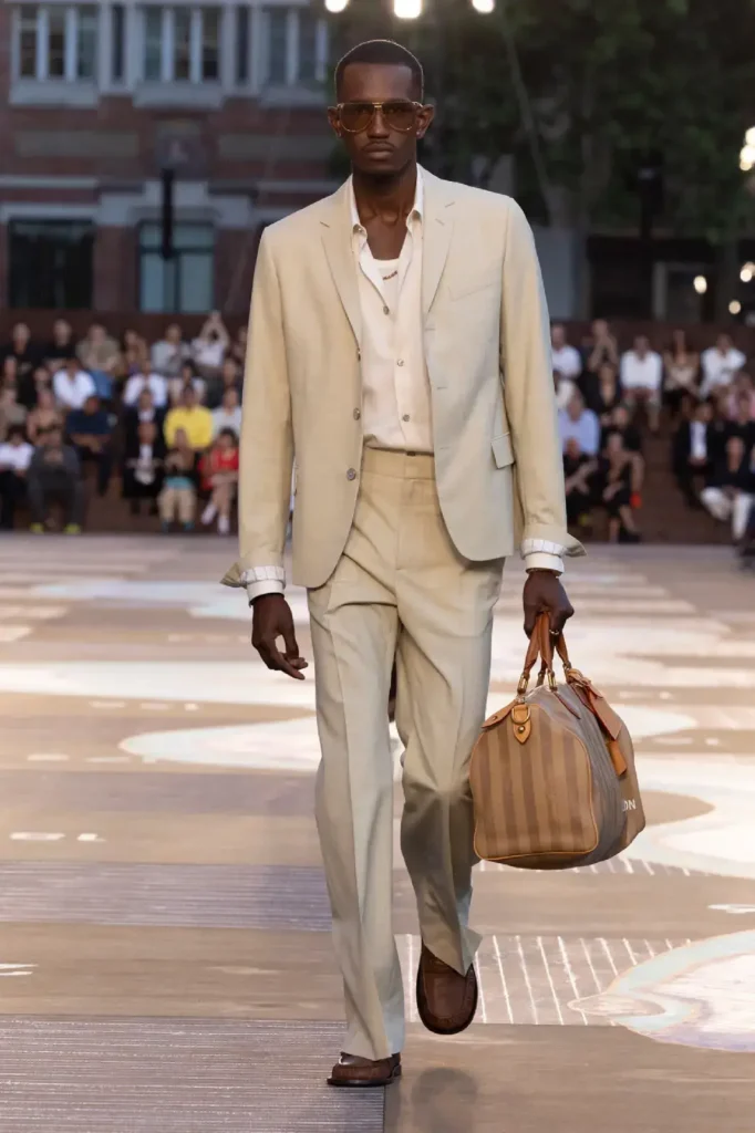 Louis-Vuitton-Pharrell-Collection-Printempt-été-2026-Ensemble beige cool sur mannequin noire