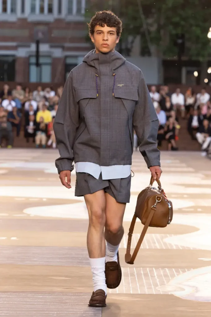 Louis-Vuitton-Pharrell-Collection-Printempt-été-2026-Parkat assorti au short LV avec sac beige LV