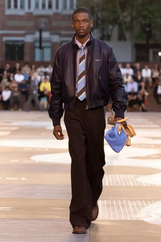 Louis-Vuitton-Pharrell-Collection-Printempt-été-2026-Veste bomber, cravate rayé de couleursur mannequin black