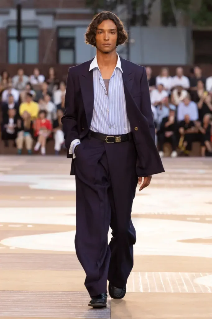 Louis-Vuitton-Pharrell-Collection-Printempt-été-2026-costume décontracté LV