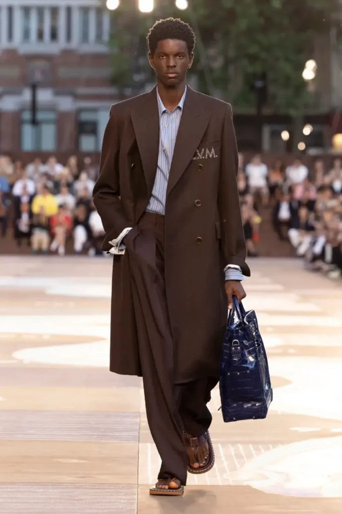 Louis-Vuitton-Pharrell-Collection-Printempt-été-2026-longue veste brune et malette LV