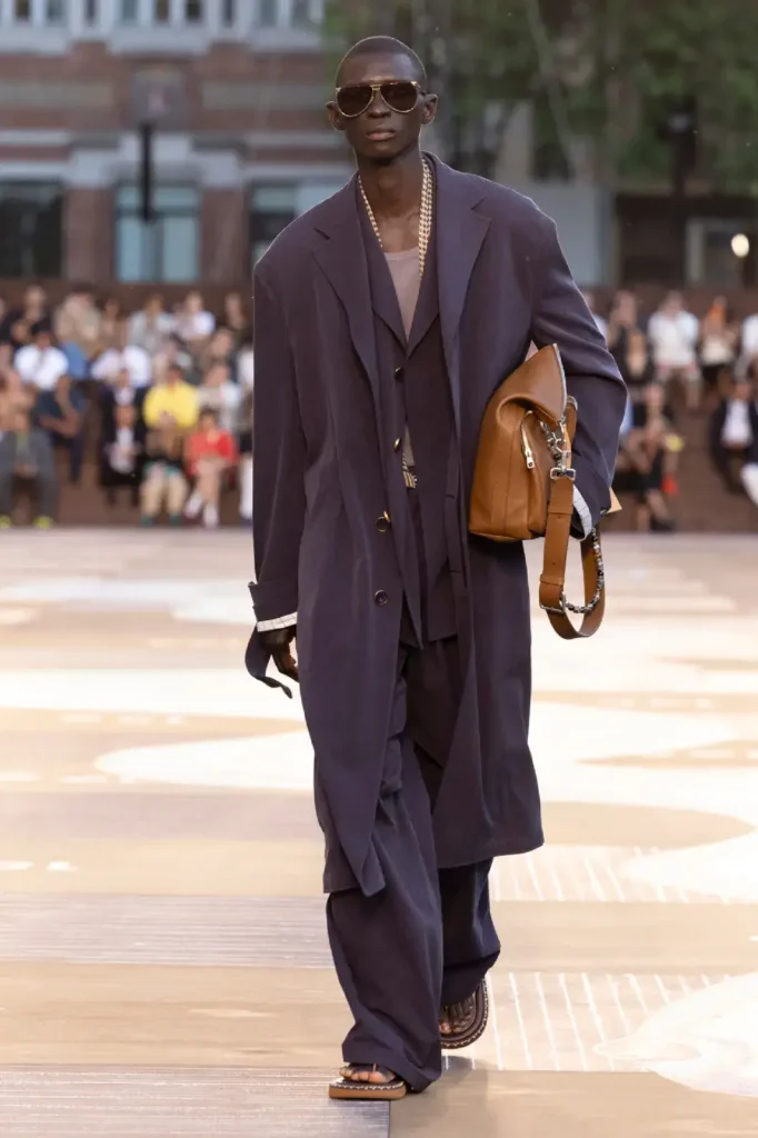 Louis-Vuitton-Pharrell-Collection-Printempt-été-2026-mannequin noire-ensemble LV et valise beige LV