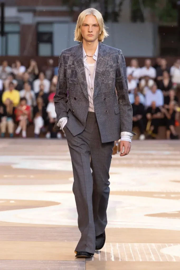 Louis-Vuitton-Pharrell-Collection-Printempt-été-2026-veste et pantalon LV bleu sur mannequin blond