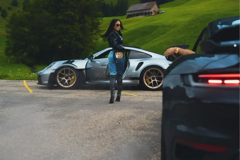 Porsche_911_GT3_RS_Livia_Walking_With_Porsche_Lineup