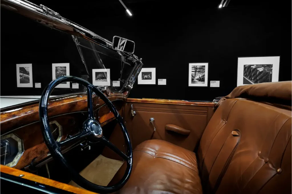 Renault Collections - Flins-cabriolet d'époque-cuir vintage