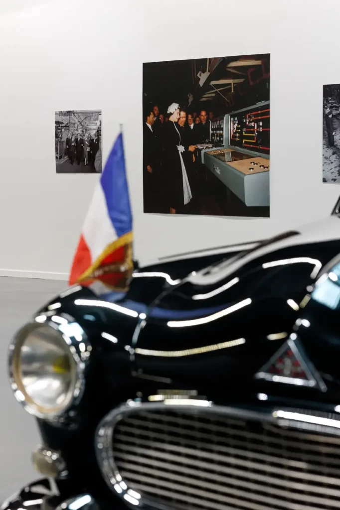 Renault Collections - Flins-face avant ancienne voiture noire avec drapeau français