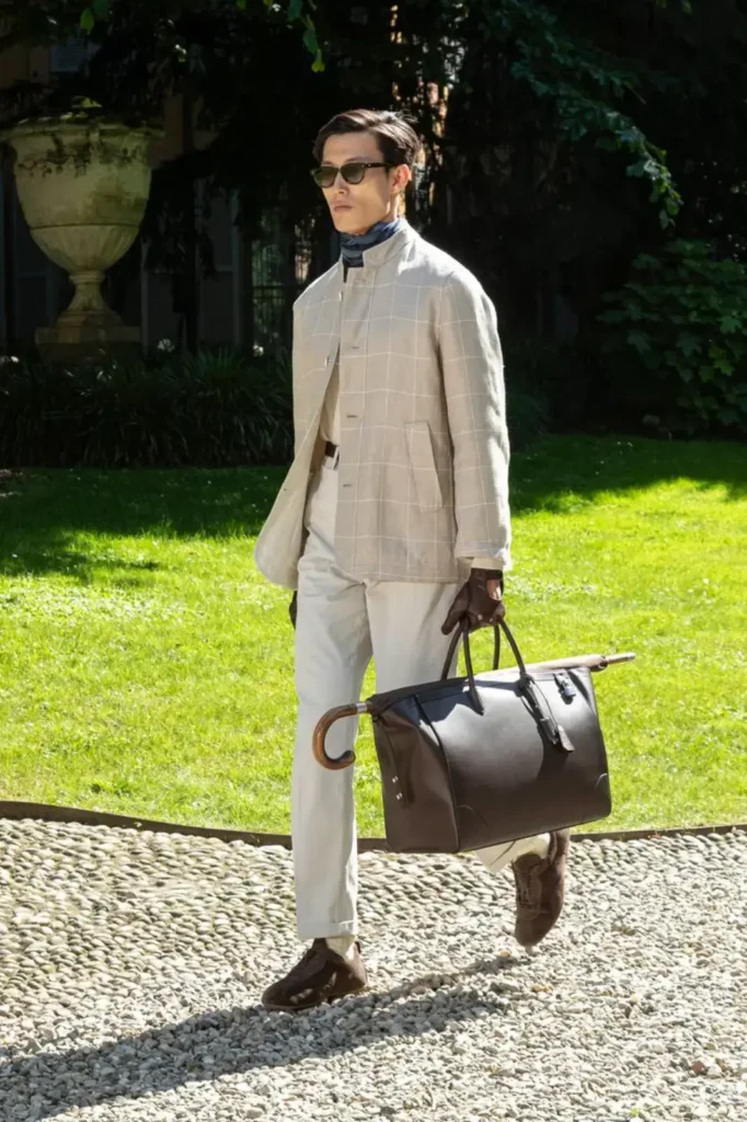 Dunhil_défilé-2025-milano - Costume beige décontracté homme, sac à main homme et parapluie