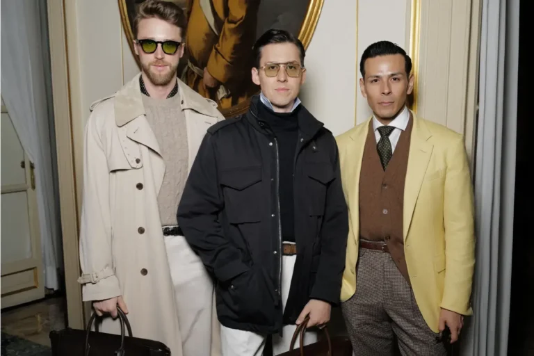 Dunhil_défilé-2025-milano - trois homme en costume, Costume beige décontracté homme, sac à main homme, le secon en parka noire et le 3ème homme habillé en vetement coordonnée pourhomm, veste jaune, gilet braun, chemise blanche, cravate blanche