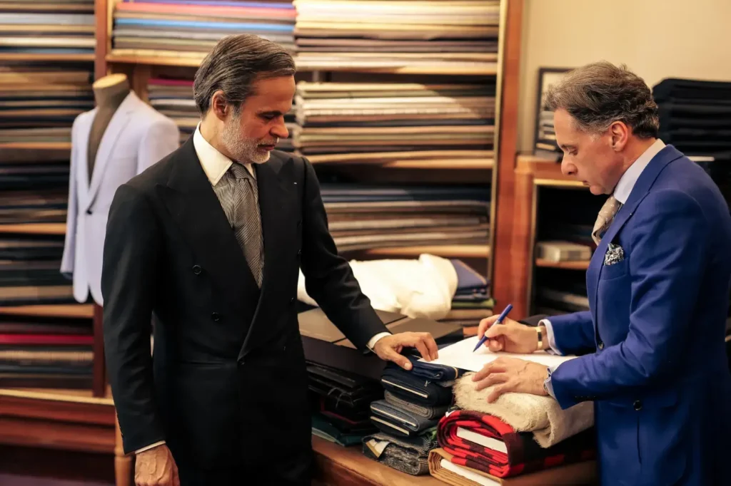 Boutique-Cifonelli-Deux hommes en costume classe dans une boutique pour homme de vêtement sur-mesure