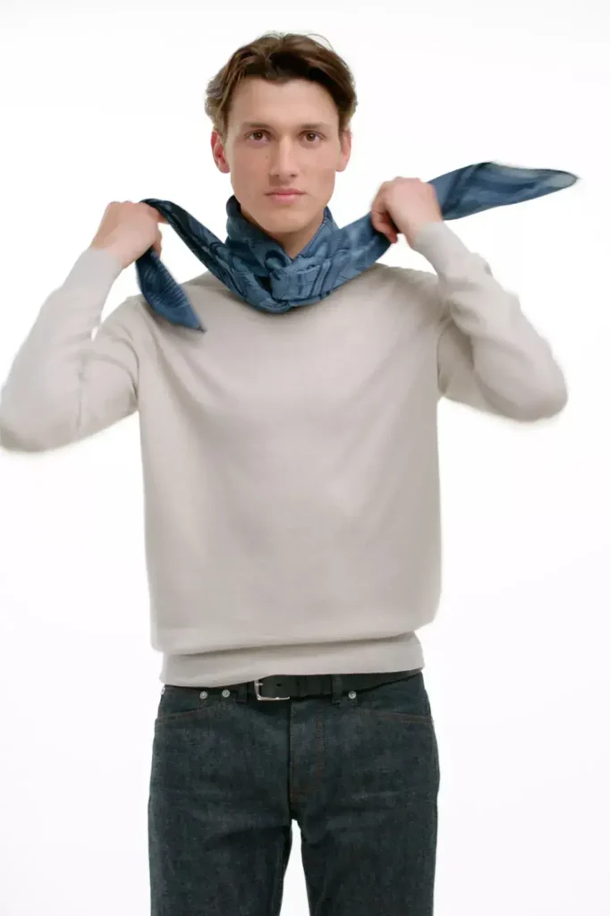 Foulard-Hermes_nouages_homme-sur sweatshirt blanc