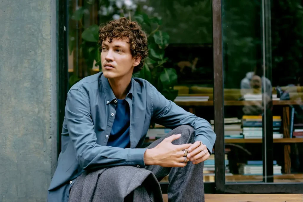 boutique homme -Loom Homme-collection_homme-vêtement kool assis devant boutique homme