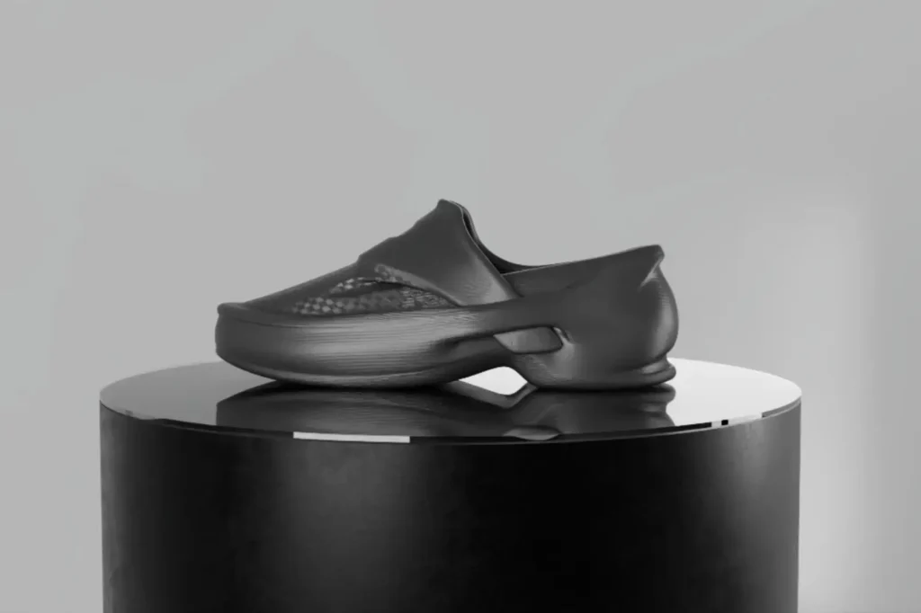 mocassin homme Hugo Boss 2025 HUGO FORWARD x Zellerfeld.mocassin noir profil sur socle