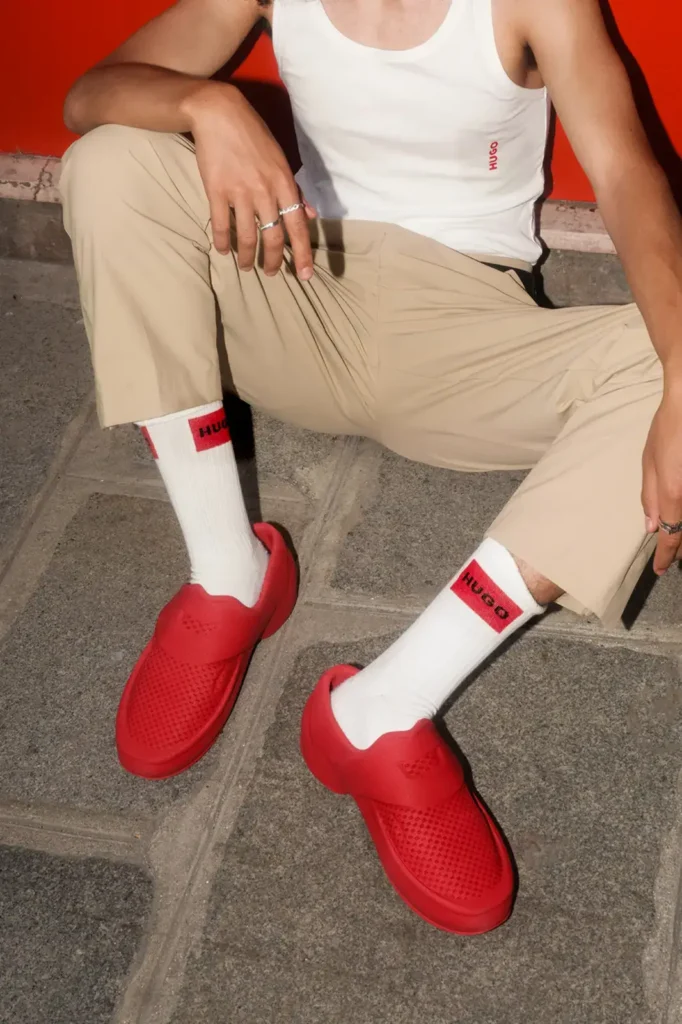 mocassin homme Hugo Boss 2025 HUGO FORWARD x Zellerfeld.pantalon beige, chaussette blanche et rouge - mocassin rouge
