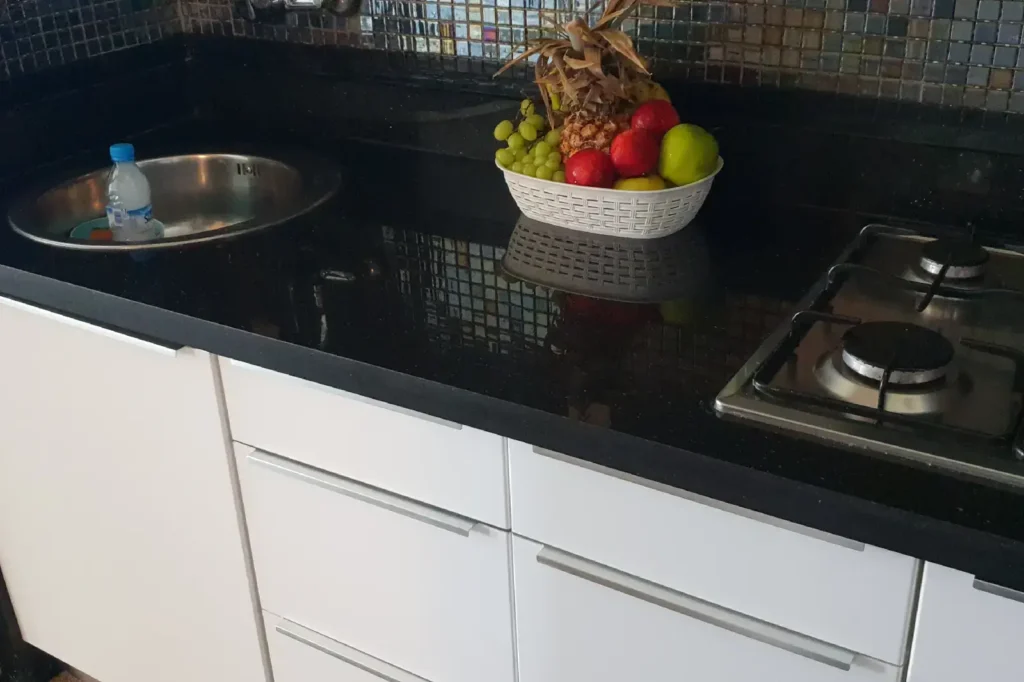 Appartement-tanger-malabata-1-chambre-2salons-Piscine-mer-Kitchinette