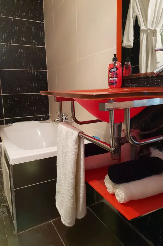 Appartement-tanger-malabata-1-chambre-2salons-Piscine-mer-SDB-Baignoire
