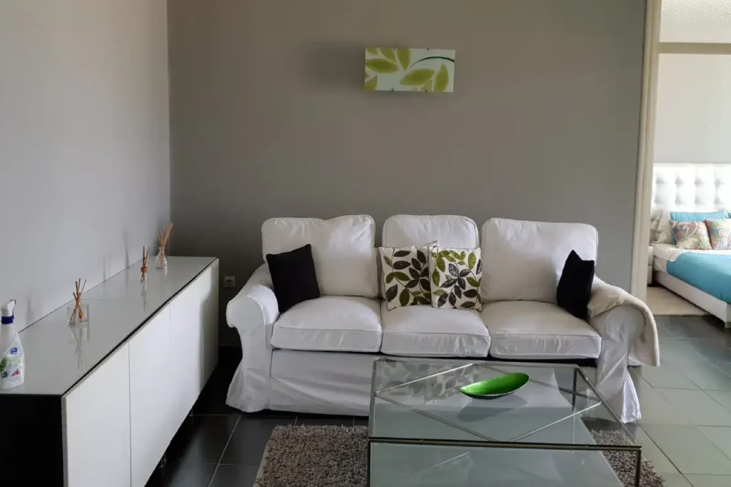 Appartement-tanger-malabata-1-chambre-2salons-Piscine-mer-SalonConvertible